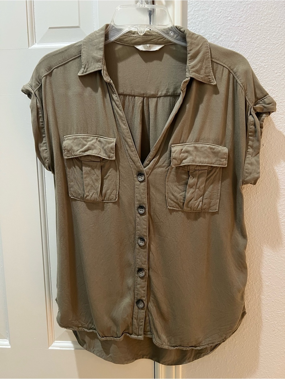 H&M Casual Olive Short-Sleeve Button-Down Shirt Size Small (2)